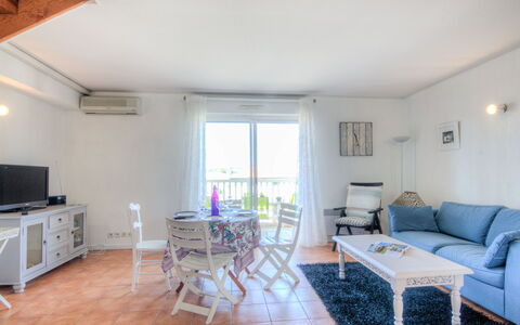 Les Terrasses du Cap: Habitación, Propiedad, Mueble, Suelo, Sala, Edificio, Diseño De Interiores, Casa, Suelos De Madera, Mesa
