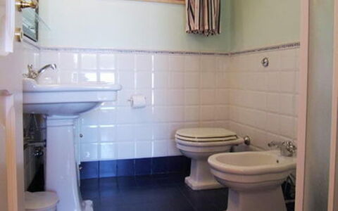 Raggio Di Sole Sull'argentario: Baño, Propiedad, Habitación, Baño, Arreglo De Tubería, Asiento Del Baño, Suelo, Loseta, Púrpura, Lavabo