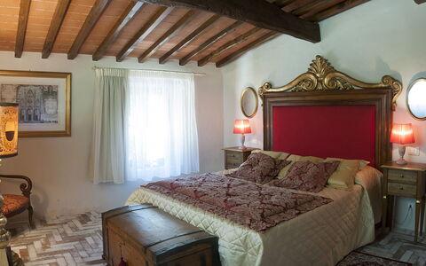 Agriturismo La Pieve: Habitación, Cama, Habitación, Mueble, Propiedad, Marco De La Cama, Diseño De Interiores, Sábana, Techo, Lecho
