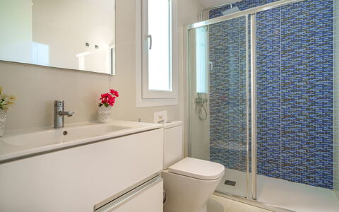 Villa del Lago 4: Propiedad, Planta, Espejo, Arreglo De Tubería, Mueble De Baño, Lavabo, Baño, Grifo, Lavabo Del Baño