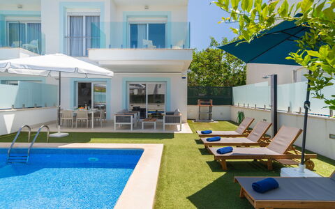 Teresa Beach 2: Azul, Piscina, Recurso, Mueble Para Exteriores, Ocio, Sunlounger, Villa, Hotel, Ciudad De Vacaciones, Balcón