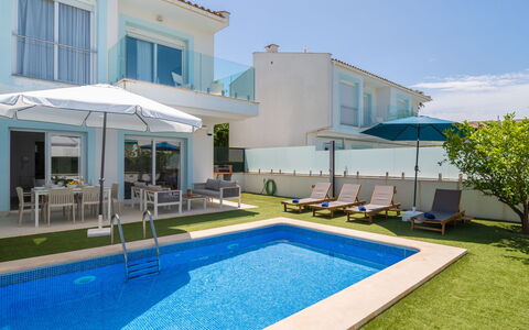 Teresa Beach 2: Azul, Piscina, Recurso, Ocio, Mueble Para Exteriores, Vacaciones, Hotel, Ciudad De Vacaciones, Paraguas, Villa