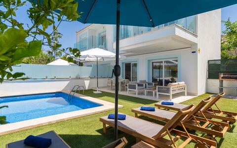 Teresa Beach 2: Azul, Piscina, Ocio, Recurso, Mueble Para Exteriores, Departamento, Inmuebles, Vacaciones, Paraguas, Silla