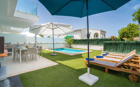 Teresa Beach 1: Piscina, Ocio, Recurso, Césped Artificial, Jardín, Paisajismo, Césped, Inmuebles, Sombra, Eco Hotel