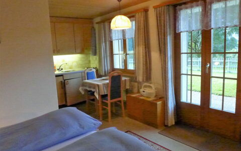 Grindelwald 570: Propiedad, Mueble, Ventana, Comodidad, Madera, Sombra, Textil, Diseño De Interiores, Marco De La Cama
