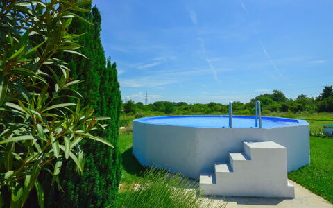 Martina: Propiedad, Hierba, Arquitectura, Casa, Árbol, Bienes Raíces, Diseño, Planta, Piscina, El Terreno Del Lote