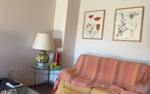 Casa Alla Minuccia Di Villa a Sesta: Habitación, Mueble, Sala, Propiedad, Diseño De Interiores, Amarillo, Pared, Rosado, Sofá, Mesa