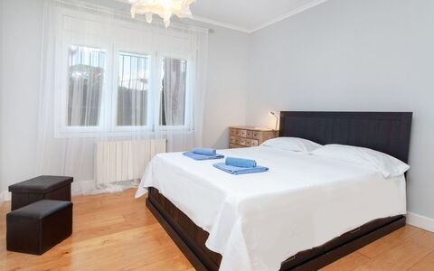 Amsterdam: Habitación, Mueble, Cama, Habitación, Propiedad, Marco De La Cama, Diseño De Interiores, Suelo, Sábana, Colchón