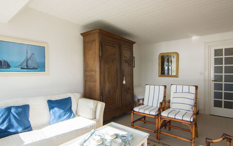 Le Beauvoir Rose: Marco, Mueble, Sofá, Mesa, Comodidad, Edificio, Madera, Suelo, Diseño De Interiores, Piso