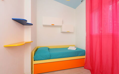 San Pietro Blue: Naranja, Mueble, Habitación, Cama, Diseño De Interiores, Amarillo, Propiedad, Pared, Habitación, Turquesa