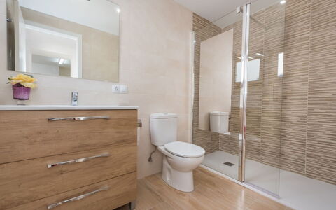 Sa Lluna: Baño, Habitación, Propiedad, Loseta, Suelo, Diseño De Interiores, Púrpura, Bienes Raíces, Arquitectura, Pared