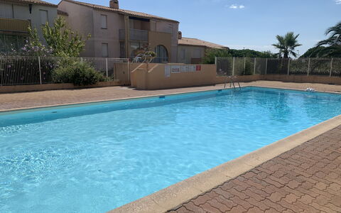 Les Raisins D'Or: Piscina, Barrio Residencial, Asentamientos Humanos, Material Compuesto, Recurso, Sombra, Hacienda, Inmuebles, Hotel