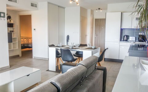 Terrasse de Lucie: Propiedad, Mesa, Mueble, Sofá, Silla, Diseño De Interiores, Arquitectura, Sala, Edificio, Suelo