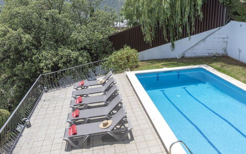 Paris: Propiedad, Piscina, Edificio, Planta, Mueble Para Exteriores, Árbol, Sombra, Rectángulo, Madera, Diseño Urbano