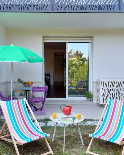 Golf de Chiberta: Mueble, Mueble Para Exteriores, Silla, Jardín, Sombra, Silla Plegable, Yarda, Patio Interior, Mesa Al Aire Libre