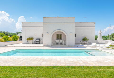 Il Casalino - Corte Dei Messapi: Cielo, Planta, Agua, Propiedad, Nube, Azur, Rectángulo, Hierba, Piscina, Edificio