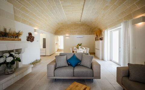 La Residenza - Corte dei Messapi: Mueble, Sofá, Planta, Propiedad, Edificio, Comodidad, Marco, Sala, Planta De Casa, Diseño De Interiores
