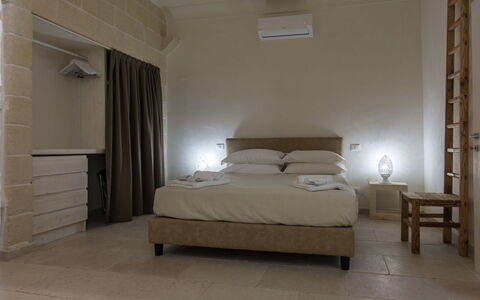 La Residenza - Corte dei Messapi: Habitación, Cama, Mueble, Habitación, Propiedad, Sábana, Marco De La Cama, Colchón, Suelo, Lecho