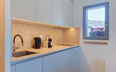 Saint Gervais 460: Cocina, Mostrador, Aparato De Cocina, Diseño De Interiores, Pared, Gabinetes, Madera, Piso, Electrodoméstico, Electrodoméstico