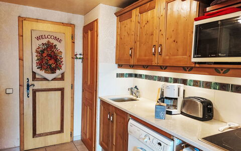 Saint Gervais 460: Gabinetes, Propiedad, Mostrador, Fregadero, Madera, Aparato De Cocina, Cuarto De Lavado, Diseño De Interiores, Electrodoméstico, Cocina
