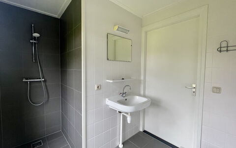 Comfortabel 6: Espejo, Grifo, Arreglo De Tubería, Lavabo, Lavabo Del Baño, Edificio, Baño, Rectángulo, Casa