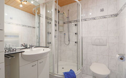 Cervin: Baño, Propiedad, Habitación, Arreglo De Tubería, Diseño De Interiores, Loseta, Bienes Raíces, Grifo, Arquitectura, Puerta De La Ducha