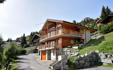 Midat Soleil: Planta, Cielo, Edificio, Ventana, Árbol, Casa, Madera, Barrio Residencial, Cabaña, Paisaje