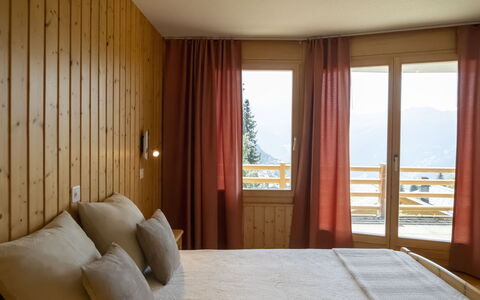 Midat Soleil: Mueble, Propiedad, Comodidad, Edificio, Madera, Diseño De Interiores, Textil, Encendiendo, Sombra