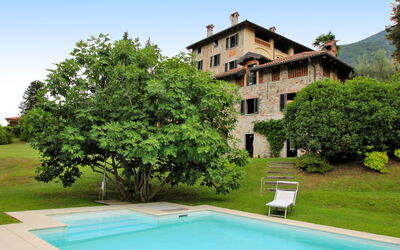 Torre - Porto Valtravaglia, Lombardía, Italia