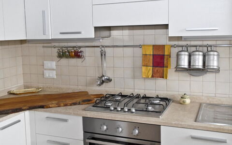 Villa Eleonora: Mostrador, Gabinetes, Cocina, Habitación, Mueble, Propiedad, Loseta, Cajón, Estufa De Cocina, Diseño De Interiores