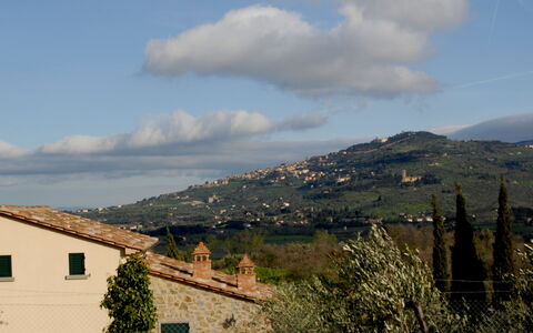Villa Eleonora: Cielo, Techo, Nube, Colina, By, Pueblo, Cúmulo, Hill Station, Área Rural, Árbol