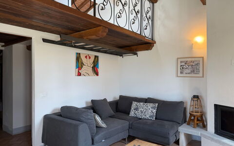 Villa Eleonora: Mueble, Diseño De Interiores, Piso, Suelo, Sofá, Madera, Techo, Habitación, Sala, Encendiendo