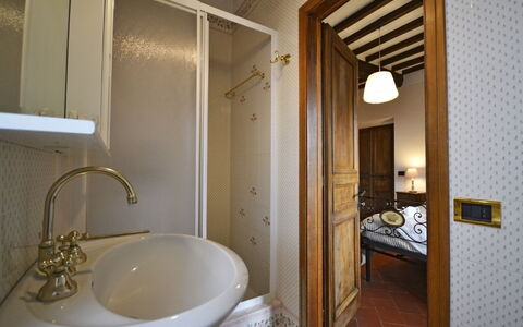 Villa Gelsomino: Baño, Habitación, Propiedad, Diseño De Interiores, Edificio, Arquitectura, Pared, Lavabo, Casa, Arreglo De Tubería