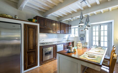 Villa Magnolia: Mostrador, Habitación, Propiedad, Cocina, Mueble, Gabinetes, Edificio, Techo, Diseño De Interiores, Suelo