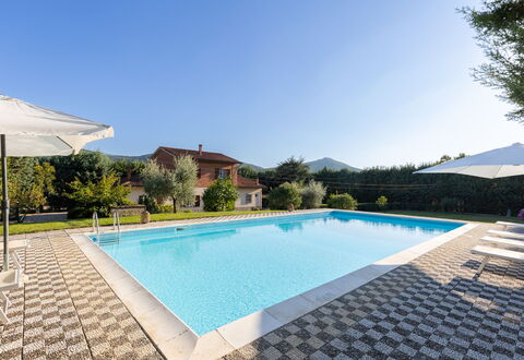 Villa Mimosa: Agua, Cielo, Edificio, Piscina, Planta, Azur, Rectángulo, Arquitectura, Sombra, Cuerpo De Agua