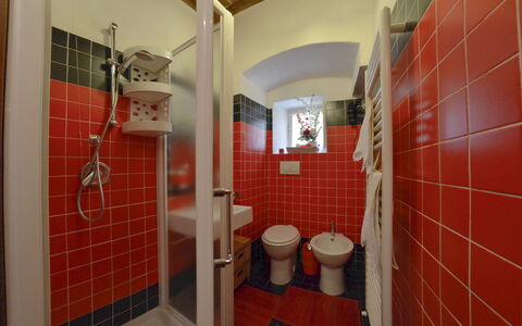 Appartamento Il Teatro: Rojo, Habitación, Baño, Propiedad, Baño, Arreglo De Tubería, Loseta, Arquitectura, Casa, Area De Aseo