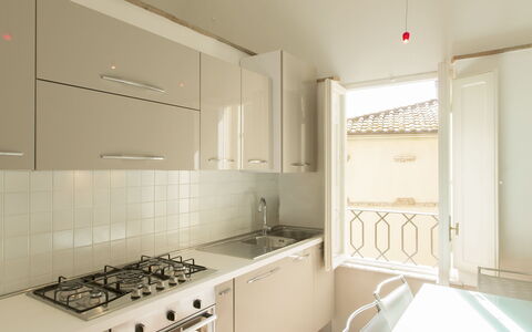 Appartamento Imperiale: Habitación, Propiedad, Blanco, Cocina, Mueble, Mostrador, Diseño De Interiores, Gabinetes, Edificio, Suelo