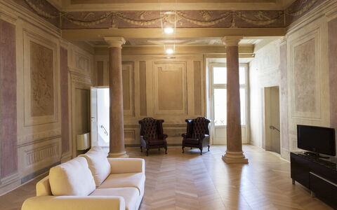Appartamento Imperiale: Edificio, Suelo, Diseño De Interiores, Propiedad, Habitación, Techo, Columna, Arquitectura, Piso, Mueble