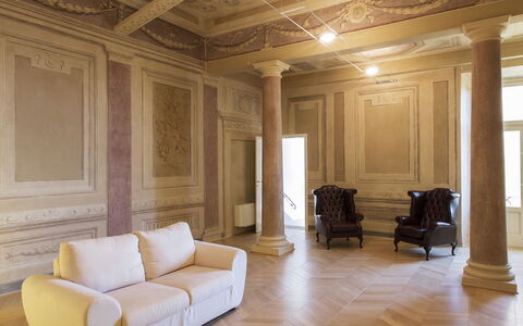 Appartamento Imperiale: Propiedad, Habitación, Edificio, Techo, Diseño De Interiores, Suelo, Mueble, Suelos De Madera, Piso, Madera Dura