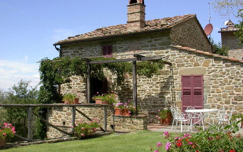 Villa Oleandro: Propiedad, Casa, Cabaña, Edificio, Casa, Pared, Casa De Campo, Yarda, Bienes Raíces, Barrio Residencial