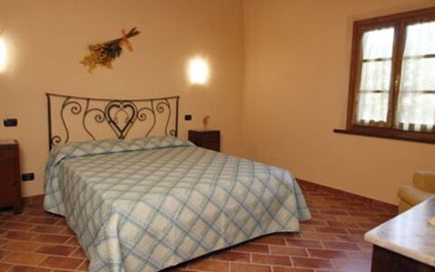Villa Camelia: Habitación, Cama, Habitación, Sábana, Mueble, Lecho, Propiedad, Pared, Suelo, Marco De La Cama