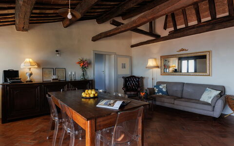 Terrazza Cortonese: Mueble, Mesa, Propiedad, Marco, Madera, Diseño De Interiores, Sofá, Silla, Suelo, Sala