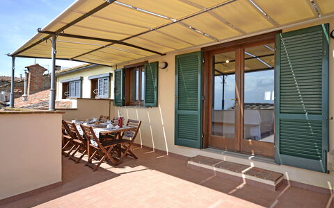 Terrazza Cortonese: Propiedad, Edificio, Bienes Raíces, Casa, Casa, Techo, Porche, Sombra, Habitación, Techo