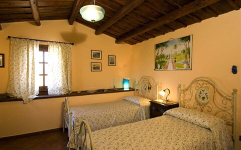 Villa Ivoni: Habitación, Habitación, Cama, Propiedad, Mueble, Edificio, Sábana, Diseño De Interiores, Marco De La Cama, Techo