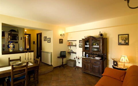 Villa Ivoni: Habitación, Propiedad, Edificio, Diseño De Interiores, Mueble, Sala, Suelo, Casa, Techo, Bienes Raíces