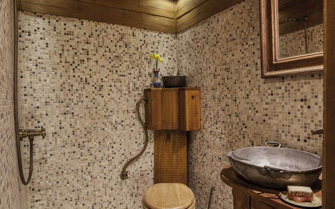 Karashka: Habitación, Propiedad, Baño, Baño, Arreglo De Tubería, Casa, Arquitectura, Diseño De Interiores, Asiento Del Baño, Manchas De Madera