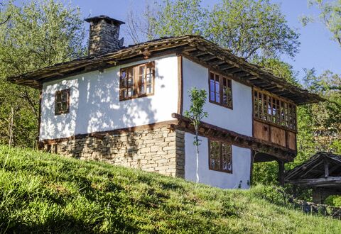 Karashka: Casa, Propiedad, Edificio, Casa, Cabaña, Arquitectura, Área Rural, Casa De Campo, Bienes Raíces, Árbol
