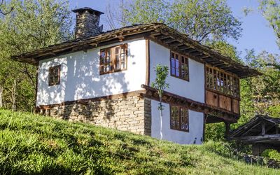 Karashka: Casa, Propiedad, Edificio, Casa, Cabaña, Arquitectura, Área Rural, Casa De Campo, Bienes Raíces, Árbol