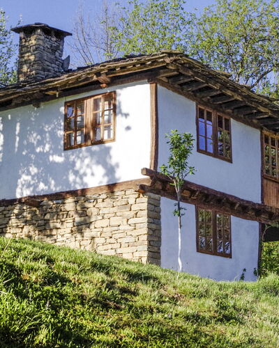 Karashka: Casa, Propiedad, Edificio, Casa, Cabaña, Arquitectura, Área Rural, Casa De Campo, Bienes Raíces, Árbol