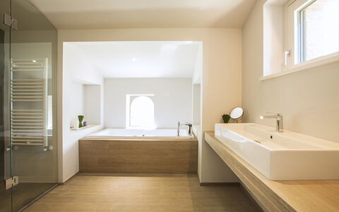 Villa Degli Ulivi: Baño, Habitación, Propiedad, Diseño De Interiores, Suelo, Loseta, Bañera, Arreglo De Tubería, Techo, Edificio